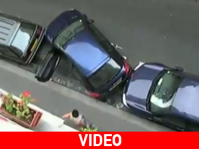 Τράκαρε τα σταθμευμένα αυτοκίνητα για να… παρκάρει